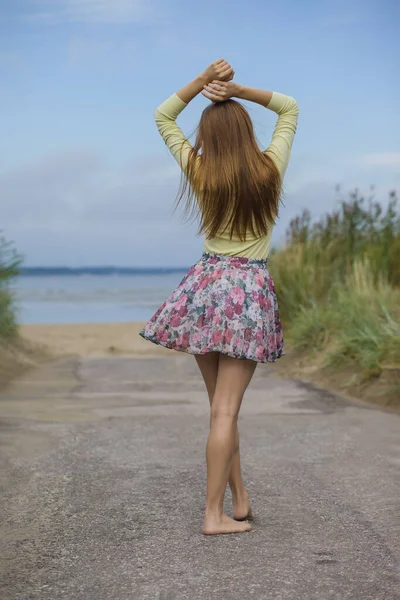 Ung Vacker Kvinna Sommaren Stranden — Stockfoto