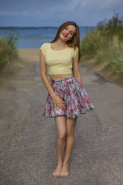 Young Beautiful Woman Summer Beach — Stock Photo, Image