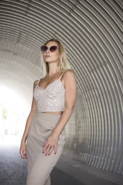 Genç, seksi, ince kadın. Kıyafetler içinde poz veriyor.