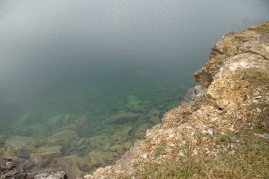 Vahşi bir gölün kayalık kıyısı.