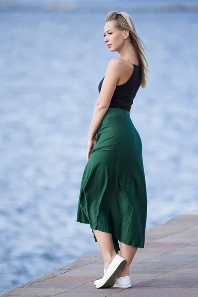 Młoda Smukła Kobieta Nad Morzem Pozowanie Ubraniu — Zdjęcie stockowe