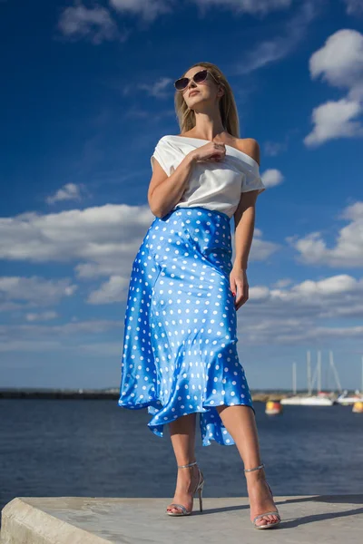 Jovem Mulher Esbelta Pelo Mar Posando Roupas — Fotografia de Stock