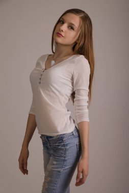 Beyaz arka planda dar pantolonlu genç.