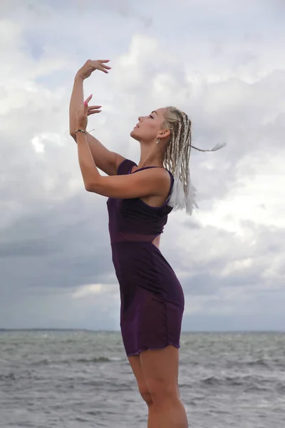 Jovem Dançarina Vestido Posando Dança — Fotografia de Stock