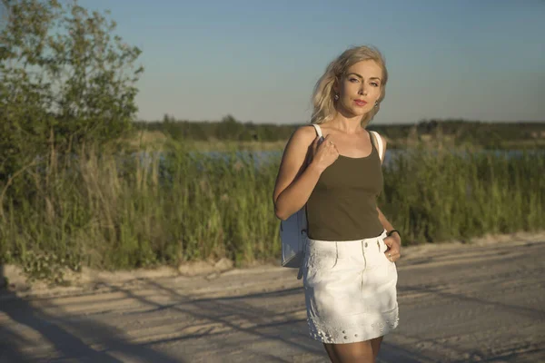 Femme Robe Décontractée Chapeau Avec Sac Dos — Photo