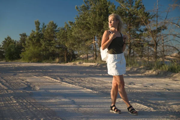 Kvinna Ledig Klänning Och Hatt Med Ryggsäck — Stockfoto