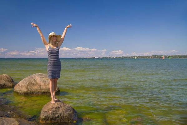 Woman White Hat Background Sea — Stock Photo, Image