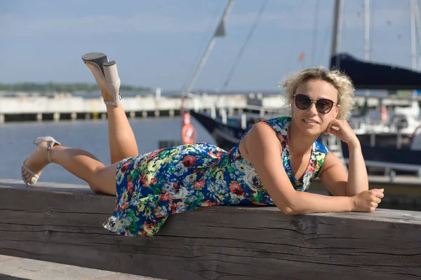 Молодая Женщина Платье Возле Яхт — стоковое фото