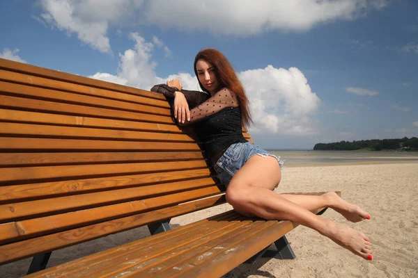 Bela Sexy Jovem Mulher Aproveitando Verão Livre — Fotografia de Stock