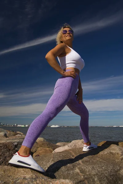 Yoga Vrouw Sportkleding Ontspannen Door Zee — Stockfoto