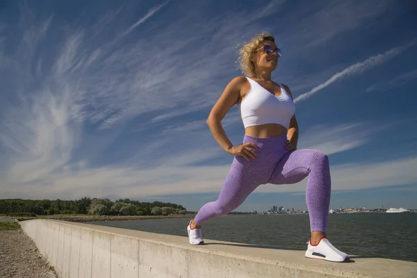 Mujer Yoga Ropa Deportiva Relajante Por Mar — Foto de Stock