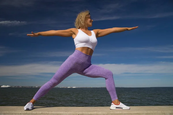 Mujer Yoga Ropa Deportiva Relajante Por Mar — Foto de Stock