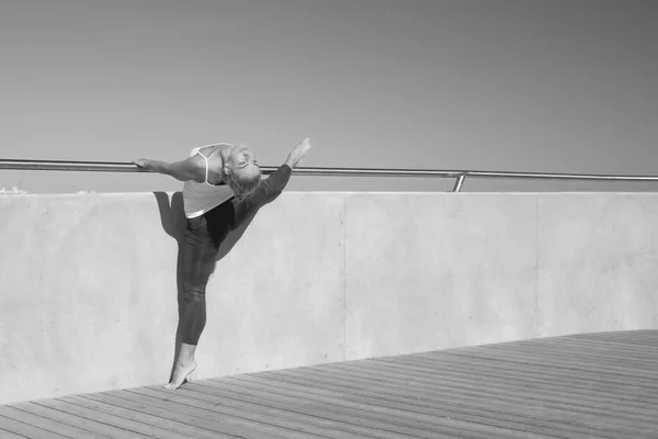 Mujer Yoga Ropa Deportiva Relajante Por Mar —  Fotos de Stock