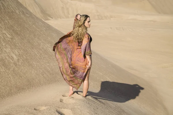 Junge Frau Posiert Auf Sandigem Berg Kleid — Stockfoto