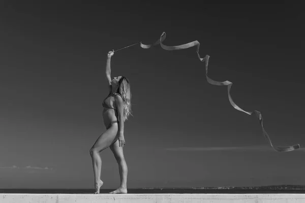 Mujer Deportiva Gimnasta Rítmica Con Cinta Roja —  Fotos de Stock