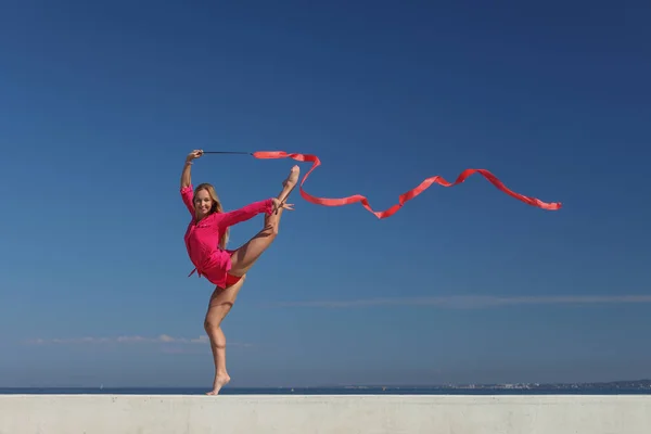 Sport Kobieta Gimnastyczka Rytmiczna Czerwoną Wstążką — Zdjęcie stockowe