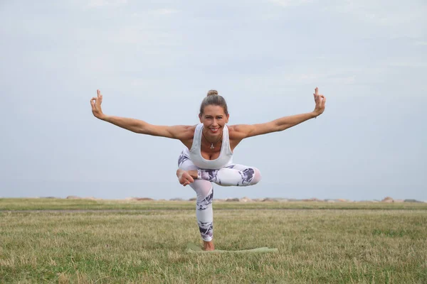 Schöne Junge Frau Macht Yoga Übungen Draußen — Stockfoto