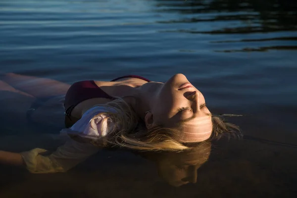 Kumsalda Seksi Bikinili Güzel Bir Kız — Stok fotoğraf