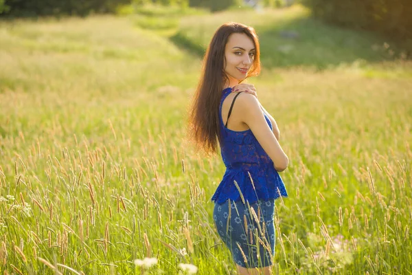 年轻快乐的女人在草场里 — 图库照片