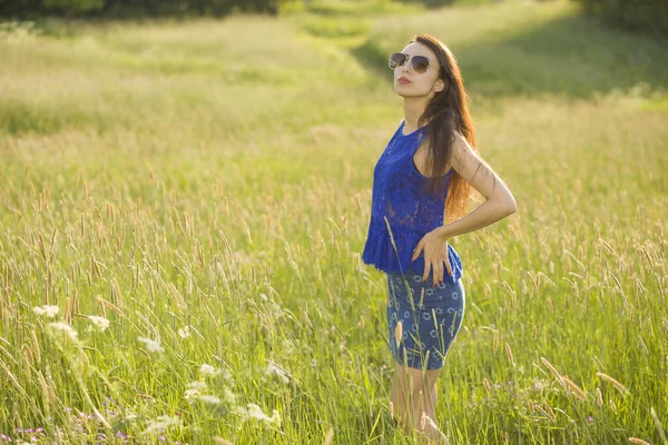 Junge Glückliche Frau Einem Feld Aus Gras — Stockfoto