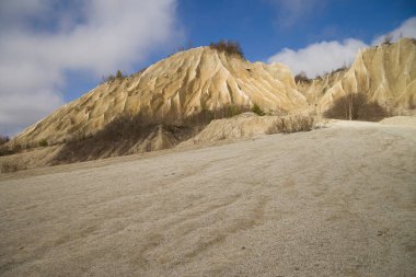 Göl ve kumlu tepe kıyıda.