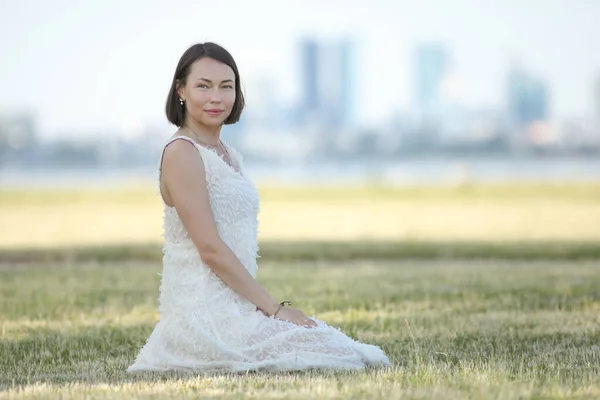 Jong Volwassen Vrouw Zomer Kleding Door Zee — Stockfoto