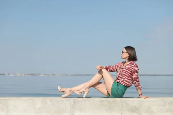 Junge Erwachsene Frau Sommerkleidung Meer — Stockfoto
