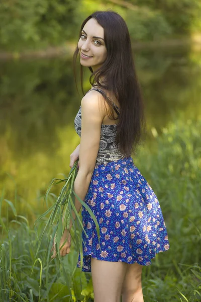 Молодая Счастливая Женщина Травяном Поле — стоковое фото