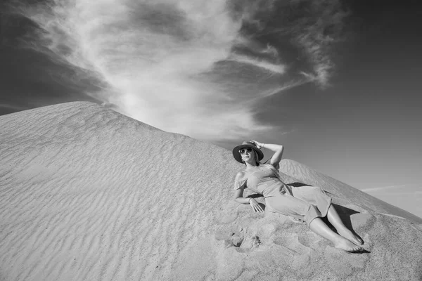 穿着衣服站在沙山上的年轻女子 — 图库照片