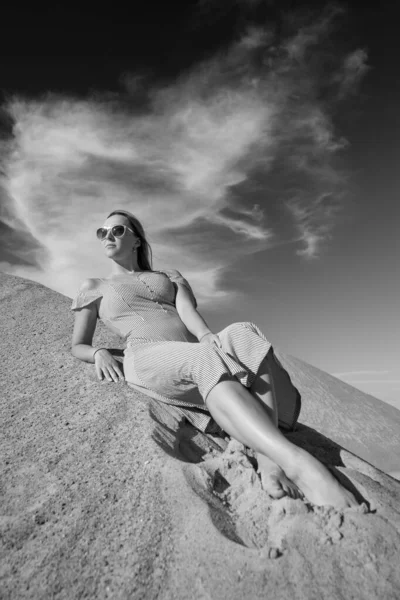 Genç Bir Kadın Kumlu Dağda Elbise Giymiş Poz Veriyor — Stok fotoğraf