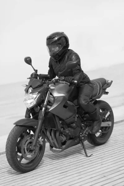 Jeune Femme Avec Une Moto Sportive Sur Fond Mer — Photo