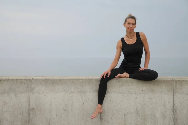 Schöne Junge Frau Sportbekleidung Die Freien Trainiert — Stockfoto