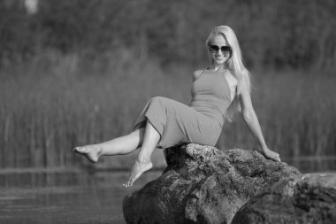 Denizde poz veren genç, zayıf bir kadın.