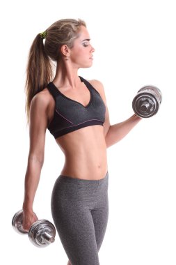 Güzel genç kadın egzersiz üzerinde beyaz adam dumbbells ile