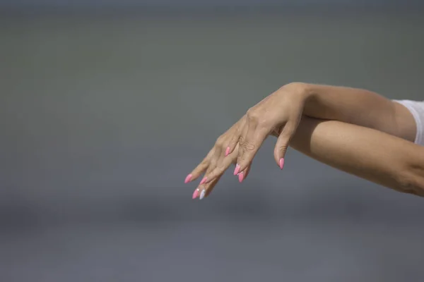 Piękne Kobiece Ręce Manicure Paznokciach — Zdjęcie stockowe