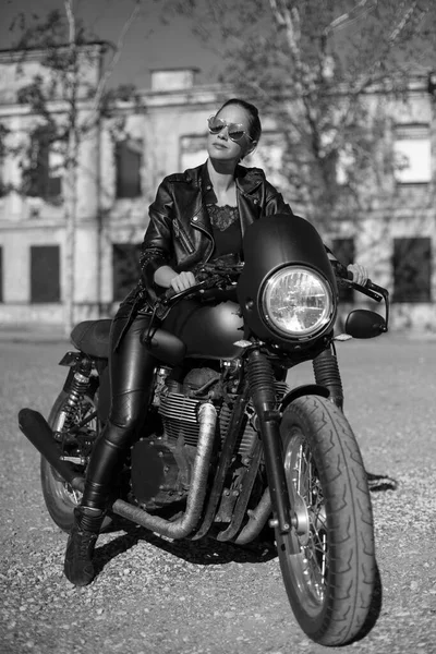 Urocza Młoda Kobieta Klasycznym Motocyklem — Zdjęcie stockowe