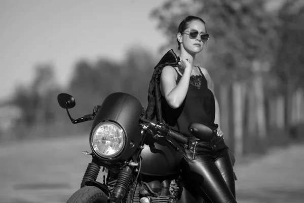 Encantadora Joven Con Una Motocicleta Clásica —  Fotos de Stock