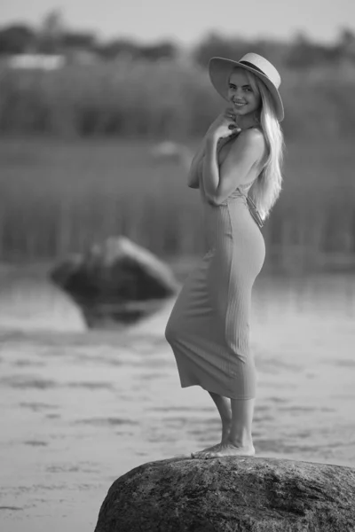 Jovem Mulher Magra Vestido Posando Mar — Fotografia de Stock
