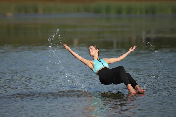 Hermosa Joven Ropa Deportiva Ejerciendo Aire Libre — Foto de Stock