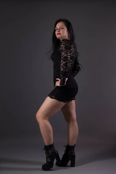 Siyah Elbiseli Seksi Genç Kadın — Stok fotoğraf