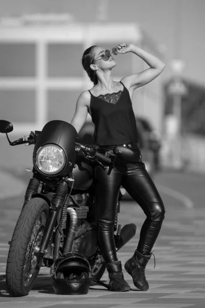 漂亮的年轻女子 有一辆经典的摩托车 — 图库照片