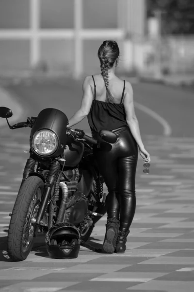 Jeune Femme Sur Une Moto Noire — Photo