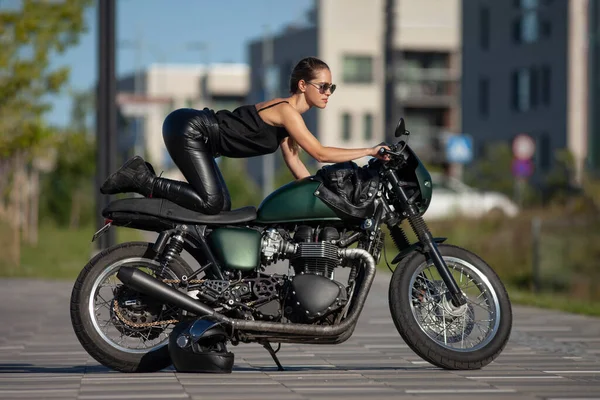 Encantadora Joven Con Una Motocicleta Clásica — Foto de Stock