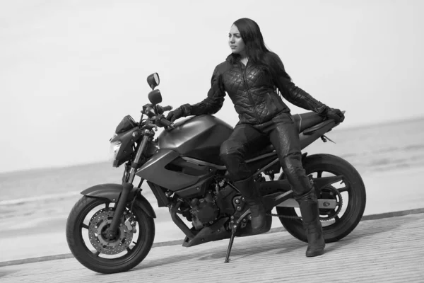 Junge Frau Mit Sportmotorrad — Stockfoto