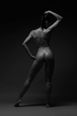 Beyaz arka plan üzerinde güzel kadının çıplak vücut.