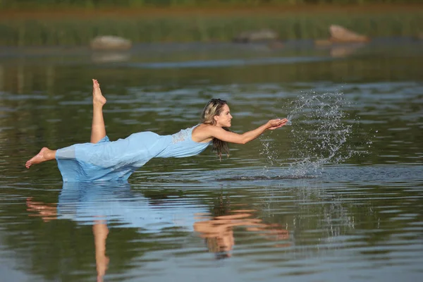 Žena Vodě Šatech — Stock fotografie