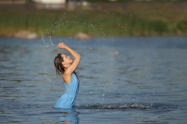 穿着裙子在水里的女人 — 图库照片