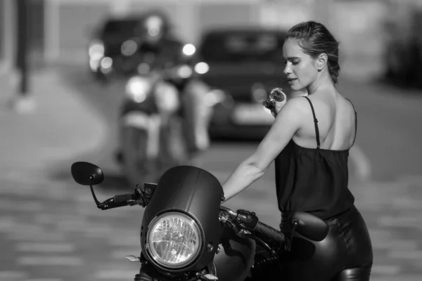 漂亮的年轻女子 有一辆经典的摩托车 — 图库照片