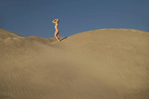 Junge Sportliche Frau Badeanzug Sand — Stockfoto