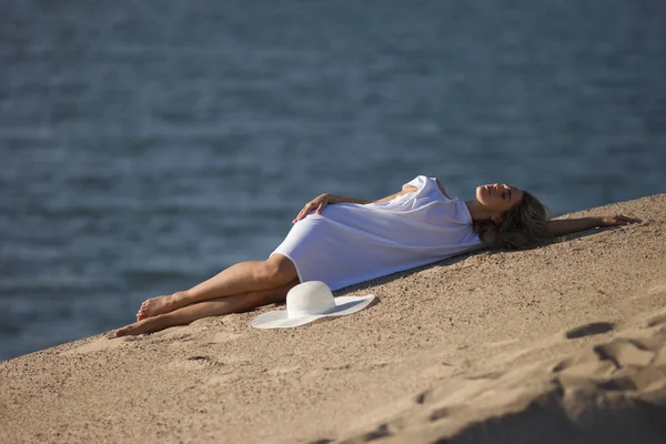 Giovane Donna Magra Abito Posa Sul Mare — Foto Stock